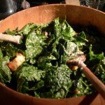 Salade Caesar au kale avec des croûtons maisons