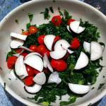 Salade de kale cru avec des tomates et des radis
