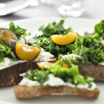 Crostini au kale, aux prunes et à la ricotta